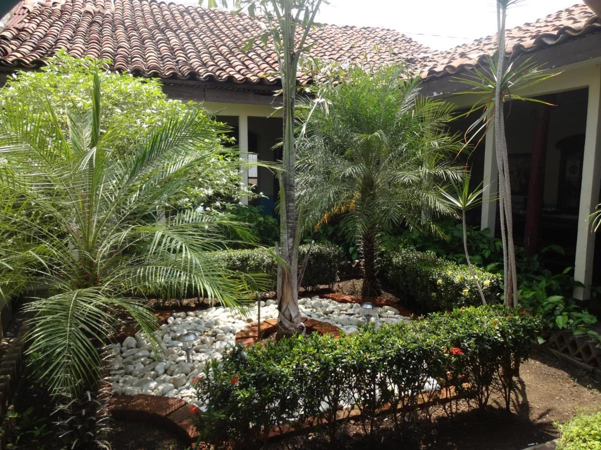 Hostal Harvest House Leon Bagian luar foto