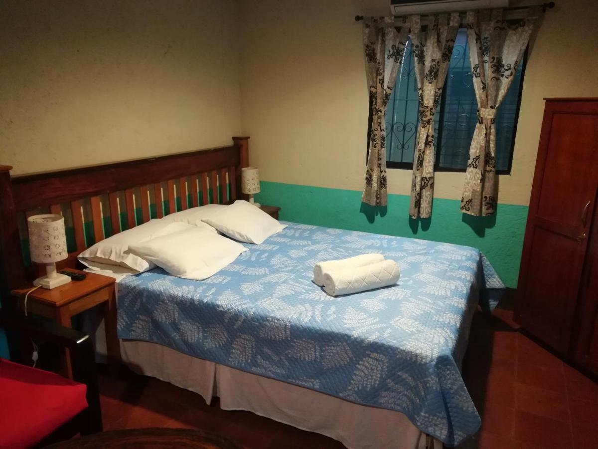 Hostal Harvest House Leon Bagian luar foto