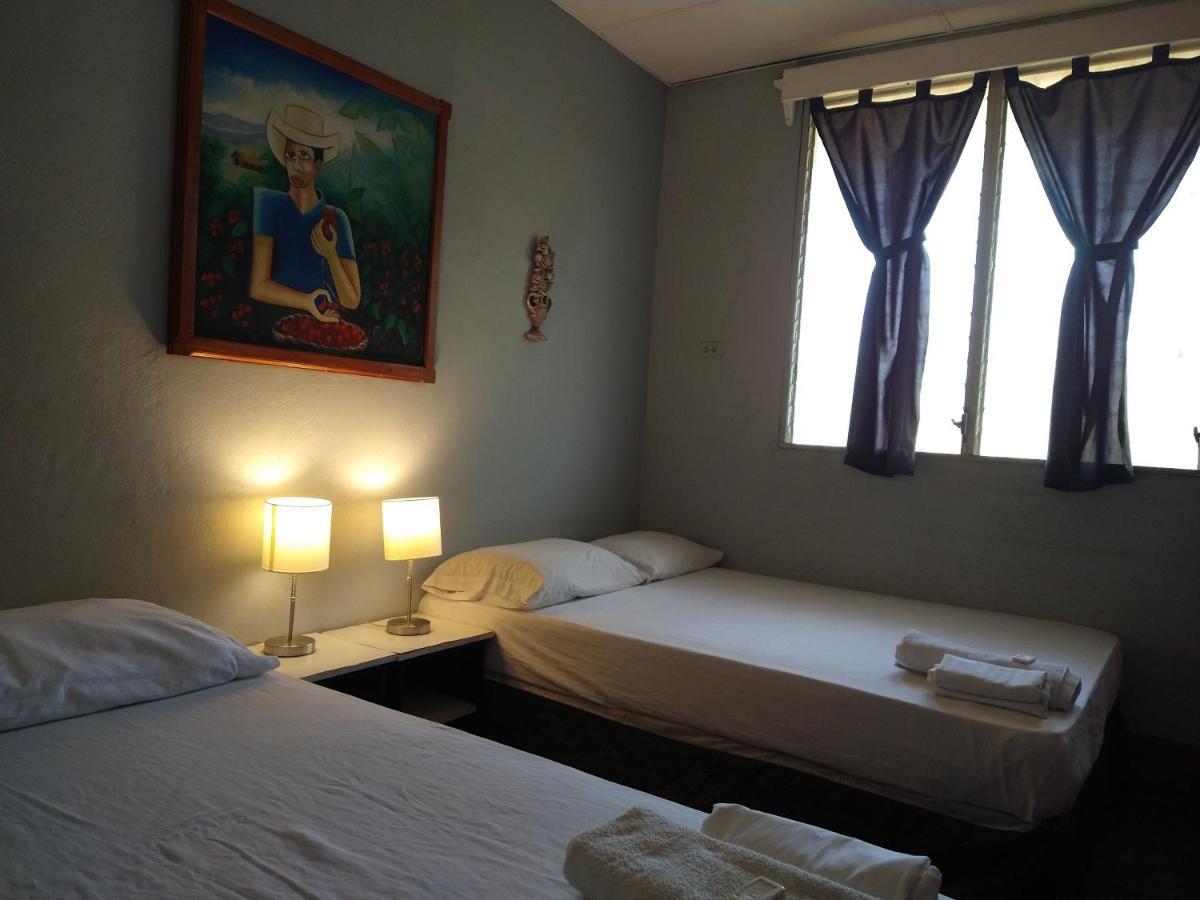 Hostal Harvest House Leon Bagian luar foto